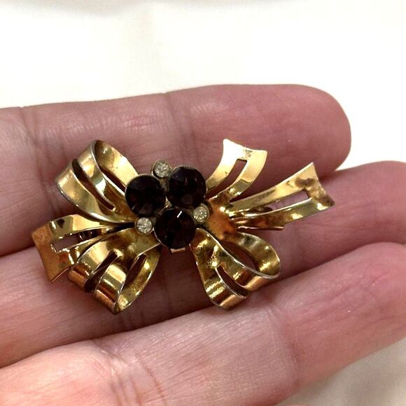 Coro Gold Tone Ribbon Bow Brooch with Purple Stones - Picture 4 of 6